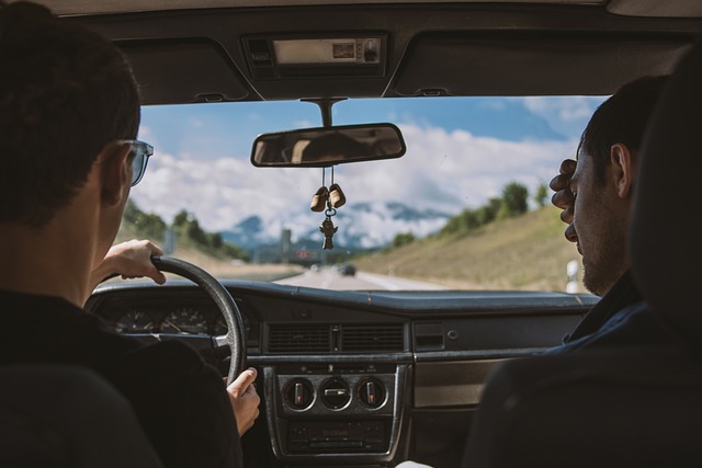 Vairavimo teorijos mokymas – saugiai keliaujame eismo sąlygomis
