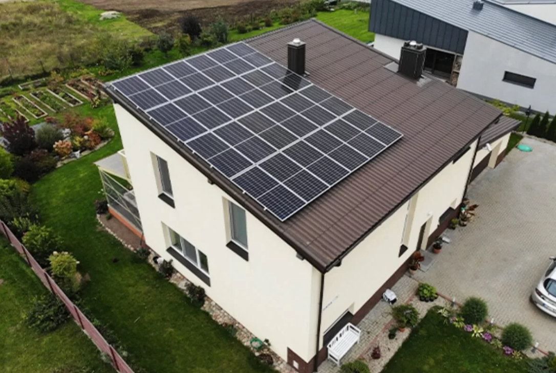 Saulės elektrinė + elektromobilis: sinergija ar mitas?