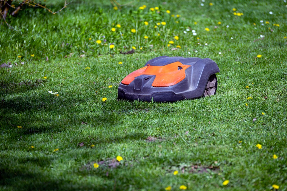 Pamiršk savaitgalio pjovimą: kaip vejos robotai tyliai perima tavo kiemo kontrolę